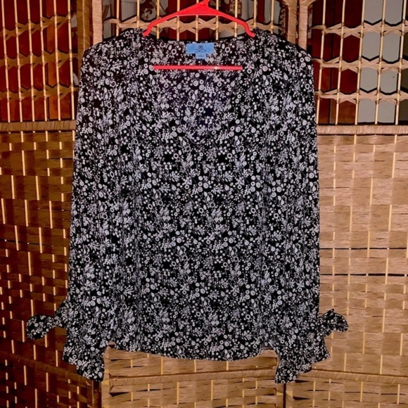 CeCe Floral Black and White Women's Top - Picture 4 of 4